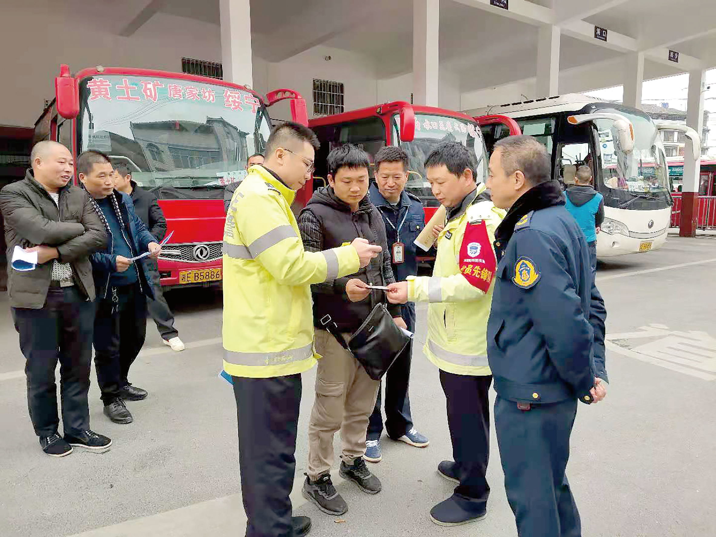 12月2日是全國交通安全日。當(dāng)天上午10時(shí)，綏寧分公司汽車總站舉行“知危險(xiǎn)會(huì)避險(xiǎn)、安全文明出行——關(guān)注農(nóng)村交通安全、暢行美麗鄉(xiāng)村”122交通安全日主題宣傳活動(dòng)。 ? 此活動(dòng)用生動(dòng)的事例教育廣大從業(yè)人員樹立美麗鄉(xiāng)村安全暢行責(zé)任意識(shí)、服務(wù)意識(shí)，進(jìn)一步增強(qiáng)廣大從業(yè)人員安全事故的防范意識(shí)、辨別意識(shí)，緊急避險(xiǎn)應(yīng)急處理方法。 省高速交警綏寧大隊(duì)、綏寧縣運(yùn)管所等負(fù)責(zé)人到活動(dòng)現(xiàn)場(chǎng)進(jìn)行指導(dǎo)。  劉永松